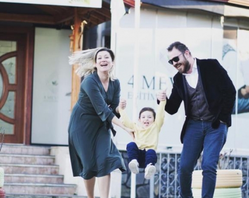 <p>4 Mevsim Eğitim Kurumları Anaokulu kampüsümüz Denizli Merkezefendi Mahallesi Koşu Yolu mevkiinde, 3 dönüm bahçe içerisinde yer alıyor, 2015 yılından bu yana sayısız mutlu çocuğa ev sahipliği yapmanın gururunu yaşıyoruz,<br>Okul bahçemizde açık yüzme havuzu, hayvanat bahçesi, sera ve ekoloji alanı, kum havuzu ve 3 adet oyun parkımız bulunmaktadır.</p>